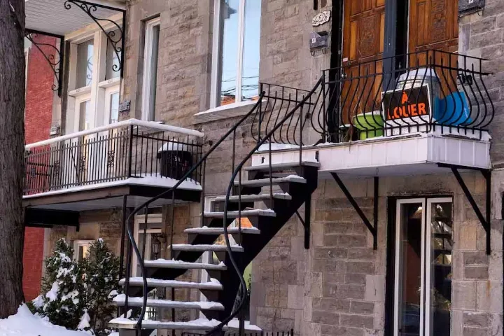 در هر منطقه کبک برای تأمین اجاره‌خانه چند ساعت باید در هفته کار کنیم؟